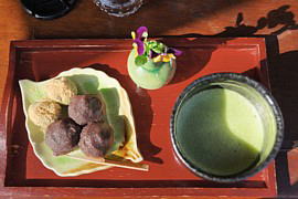 名物「草だんご」と抹茶のセット